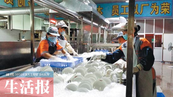 某餐饮具消毒企业员工在清洗餐具